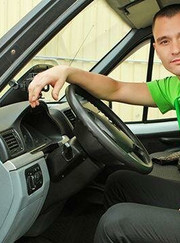 Курьер, грузчик Владимир Костин