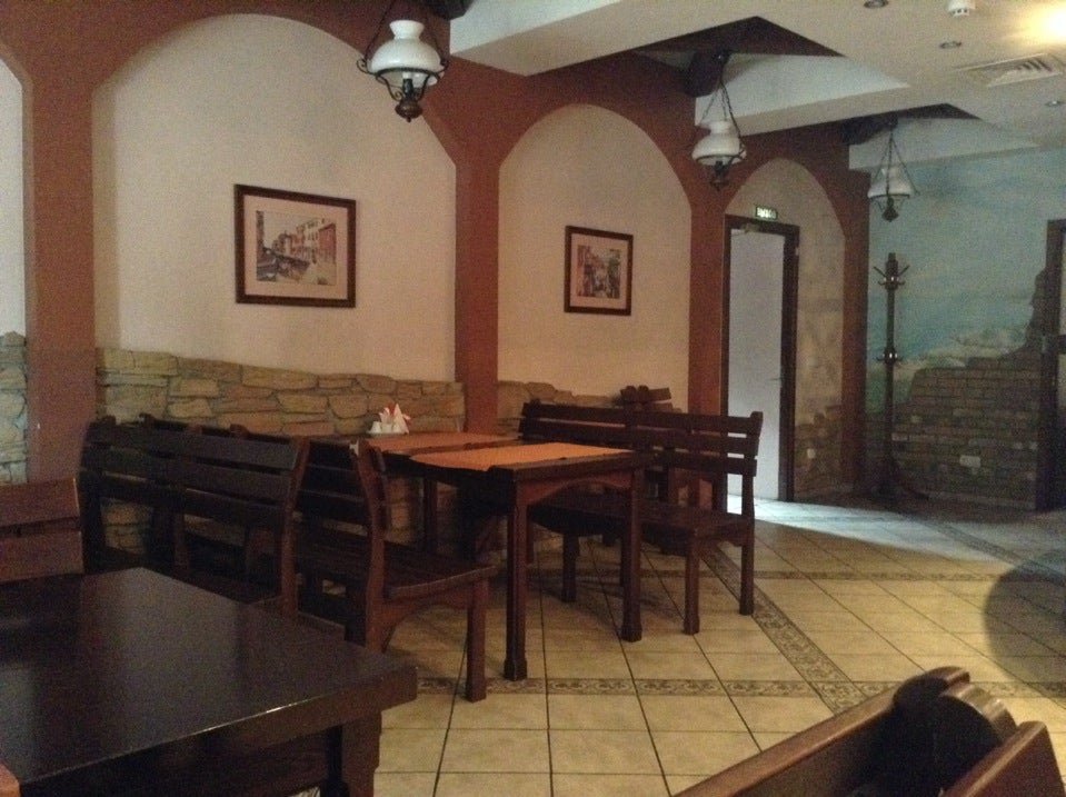 Зал торжеств на енисейской томск. Круглый стол в интерьере. Прошу к столу. Банкет холл самара. Матрешка плаза время обеда.