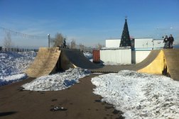 Семейный парк активного отдыха Пионер Лэнд, с рейтингом 5 - находится по адресу Республика Бурятия, Улан-Удэ, Корабельная улица, 41 