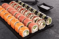 Служба доставки роллов, суши, лапши Wokerman, с рейтингом 4.9 - находится по адресу Челябинск, Центральный район, 454080, улица Сони Кривой, 46 