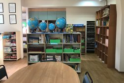 Новая Школа, с рейтингом 3.9 - находится по адресу Алматы, Утеген батыра, 102а 