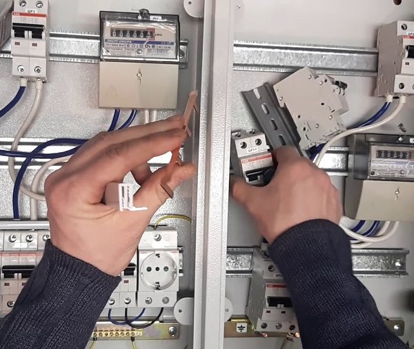 электрический счетчик и провода в промышленном щитке