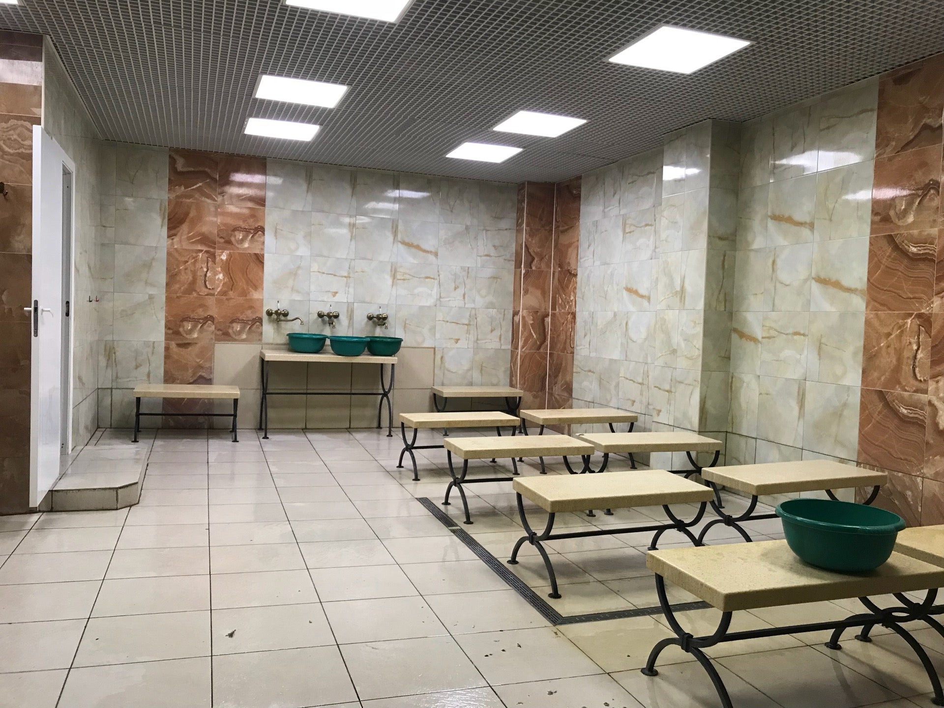 Порно жігіт кеуделі әйелдің бетіне есегімен отырды