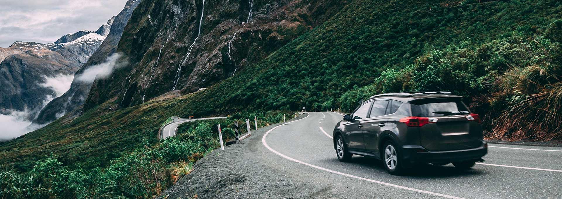 Машины для горной местности. Машина на горе с видом. Авто на дороге вид с горы. Дороги в горах. Машина в горах.