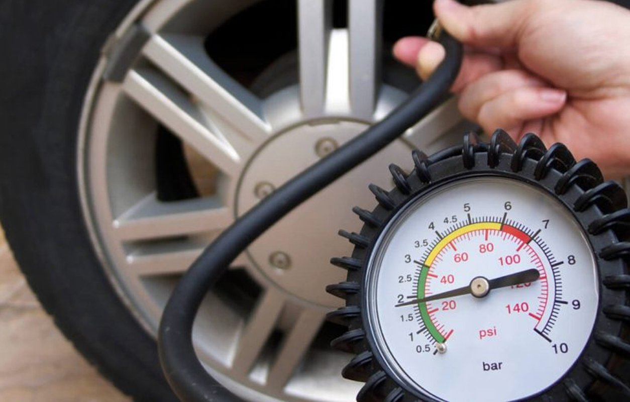 Прибор для измерения давления в шинах электронный. Уровень давления в колесах. Давление в колесах. Давление в колесах. Давление в шинах.
