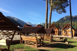 База отдыха 4 сезона, с рейтингом 2.5 - находится по адресу Карачаево-Черкесская Республика, с. Архыз, Береговая улица, 13в 