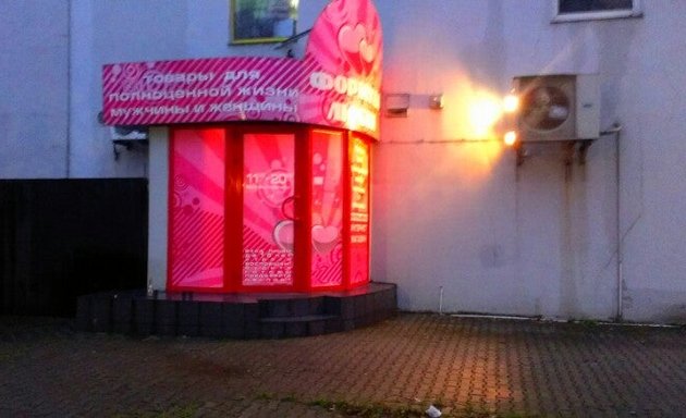 Бойжеткен өзінің саяжайындағы суретте өзін көрсетеді.