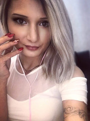 Выгульщик собак, мастер ногтевого сервиса Наира Канцян