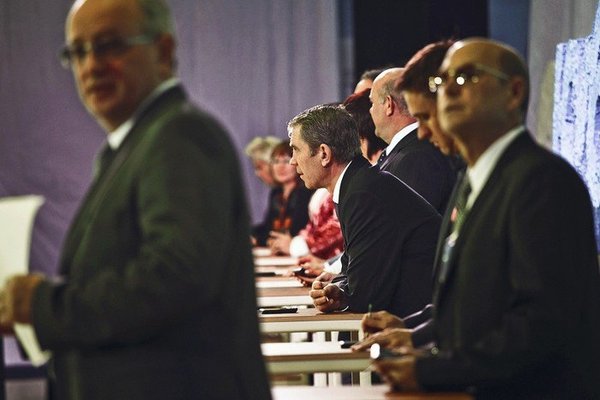 судьи с планшетами на турнире по бальным танцам