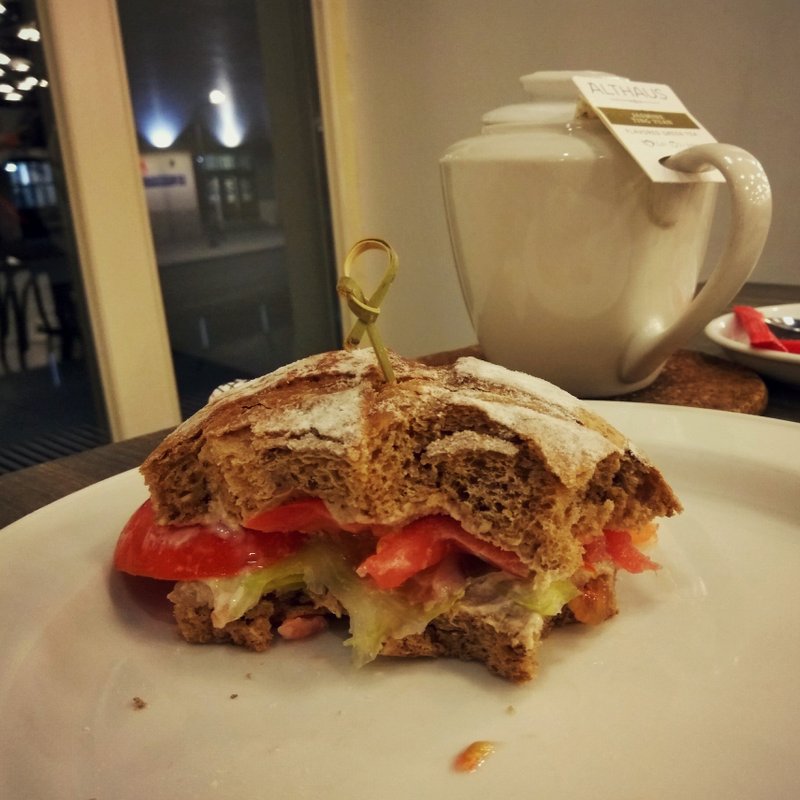 фотография Ресторан с концепцией деловой гостиной Eat&amp;Talk на улице Воздвиженка