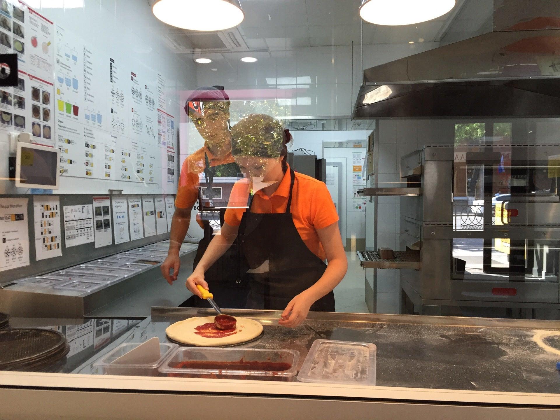 Фирменный стиль додо. Додо пицца катюшки. Додо пицца пиццерия. Додо пицца катюшки. Додо пицца стаканчики.