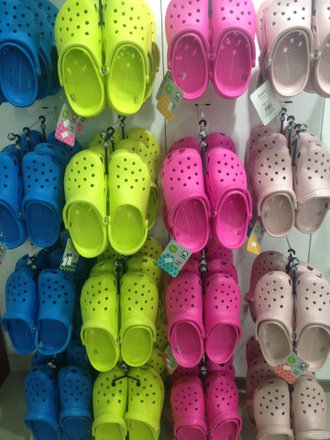 Metro crocs shop
