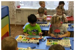 Детский развивающий монтессори-центр Маленький гений, с рейтингом 4.7 - находится по адресу Москва, Новомарьинская улица, 12/12 к1 