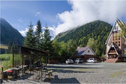 Баня Шале, с рейтингом 3 - находится по адресу Карачаево-Черкесская Республика, кп. Домбай, Тебердинская улица, 7/1 