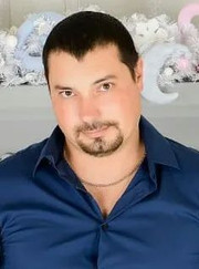 Специалист по изготовлению рекламы, кузнец Артур Саркисович Саркисов