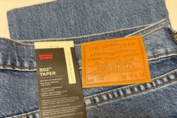 Бутик джинсовой одежды Levi`s, с рейтингом 4.5 - находится по адресу Алматы, Самал 2-й микрорайон, 111 