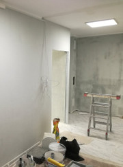 Маляр, мастер по оклейке обоев Николай Иванов