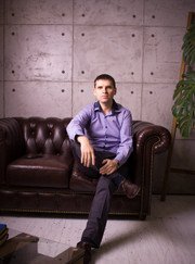 Маляр, мастер по оклейке обоев Максим Шмойлов