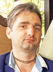 Монтажник ворот и рольставней, кузнец Виталий Викторович Морозов