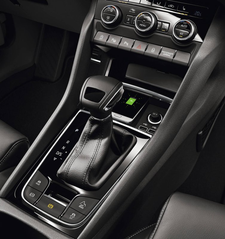 Шкода карок ручник. Шкода карок интерьер салона. Подлокотник задний skoda yeti. Шкода карок ручник. Кнопки на шкода кодиак.