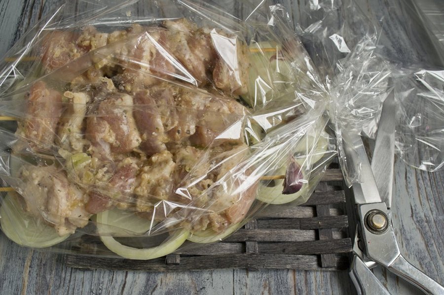 Шашлык в рукаве для запекания. Шашлык в духовке на луковой подушке. Шашлык в духовке из свинины в рукаве на луковой подушке. Шашлык на луковой подушке в духовке из свинины. Шашлык в пакете для запекания в духовке.